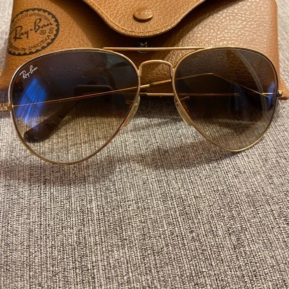 Tan Ray-bans 
In good condition Vintage Ray Ban Sunglasses Tan Leather Case Early Logo  main image 3